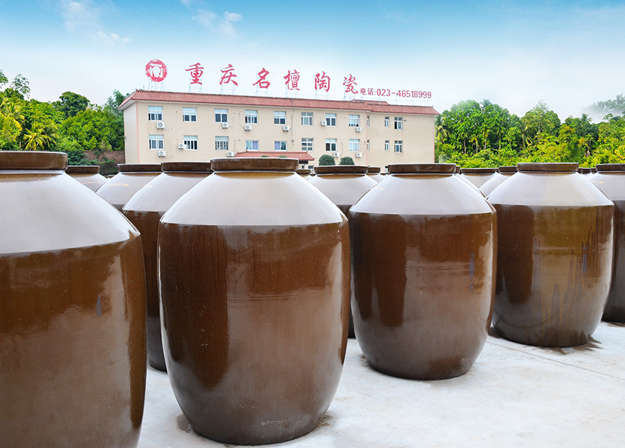 白酒選擇用陶瓷酒壇儲(chǔ)存的主要原因