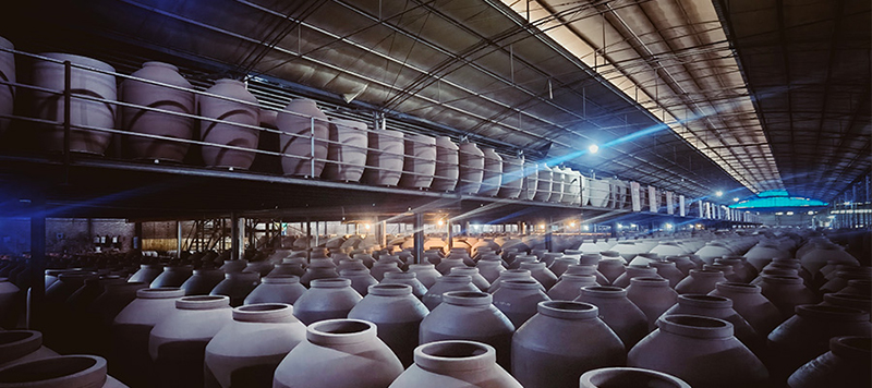 每一個(gè)陶瓷酒壇都是一件珍貴的藝術(shù)品