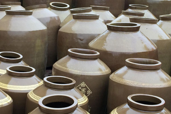為什么陶瓷酒壇比玻璃酒壇存放酒會(huì)更好？