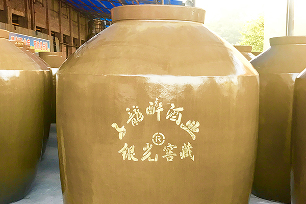 誰(shuí)說(shuō)簡(jiǎn)單的陶瓷酒壇設(shè)計(jì)就配不上你的酒呢？