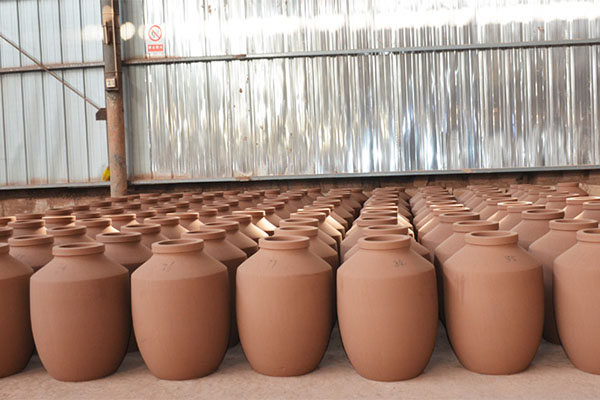 每一個(gè)陶瓷酒壇都是一件珍貴的藝術(shù)品